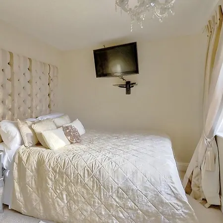 Luxury In Heart Of By Gr Estates * Nunthorpe